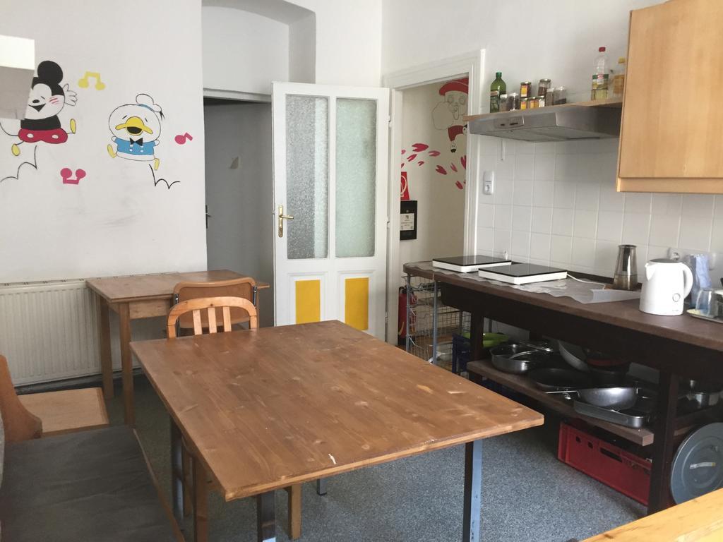Chichilli Hostel Wenen Buitenkant foto
