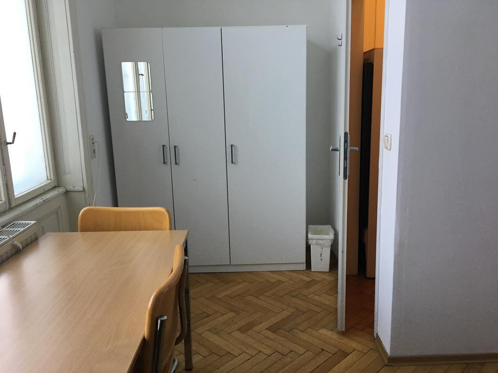 Chichilli Hostel Wenen Buitenkant foto
