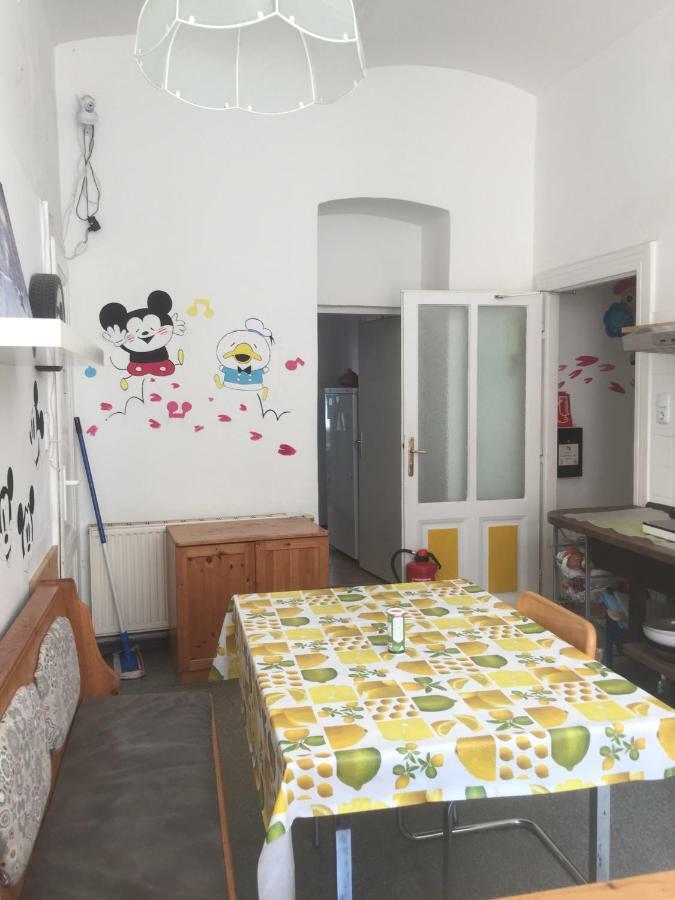 Chichilli Hostel Wenen Buitenkant foto